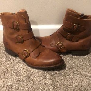 Borne buckle boots